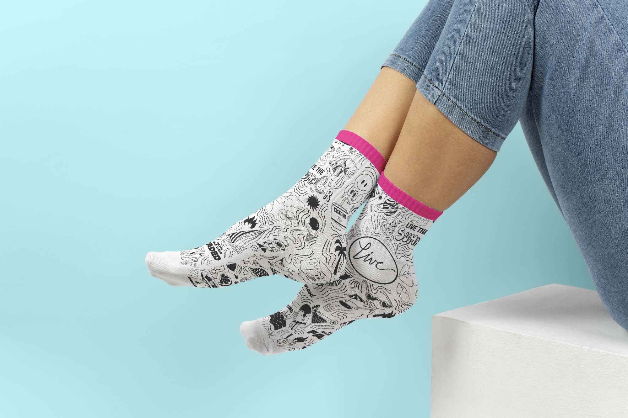 Calcetines blancos con dibujo negro